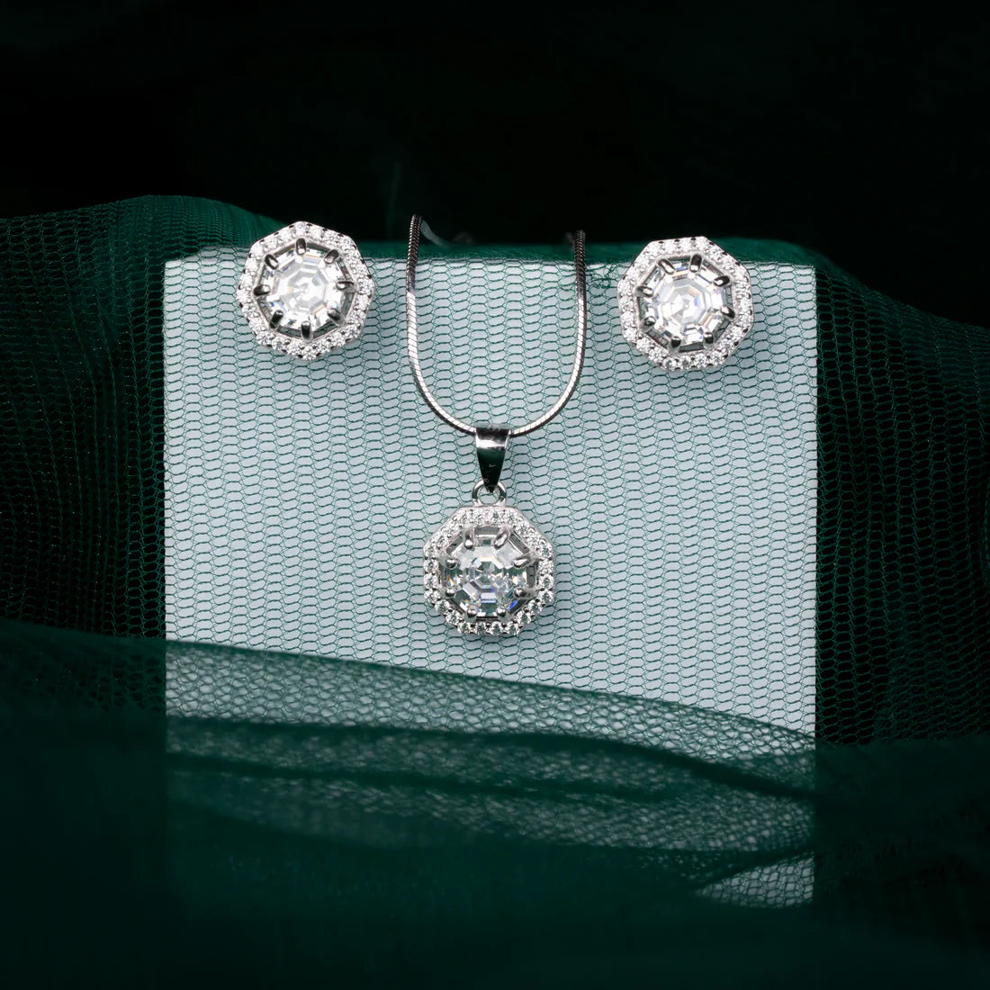 SILVER PLATED HALO AMERICAN DIAMOND NECKLACE SET WITH STUDS