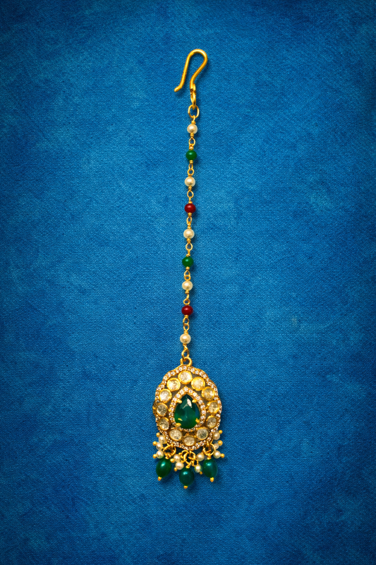 INDIAN MOTIF DESIGN EMERALD AND PEARLS GOLD PLATED SILVER PAPIDI CHAIN / MAANGTIKA/ HEAD ORNAMENT